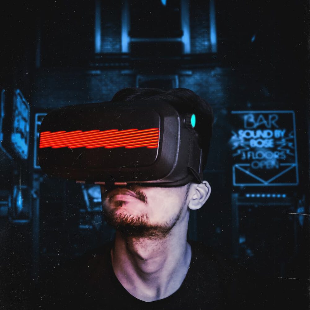 Mann trägt VR-Brille