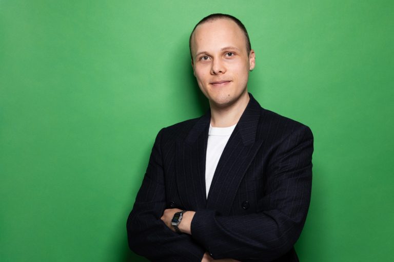 Porträt von Elias Joswich, Werkstudent Advocacy